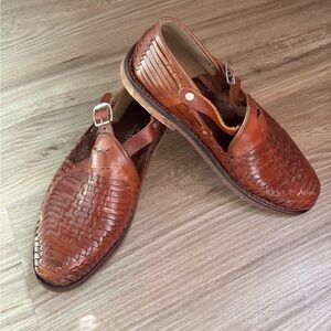 Authentic leather sandals with Woven Texture
